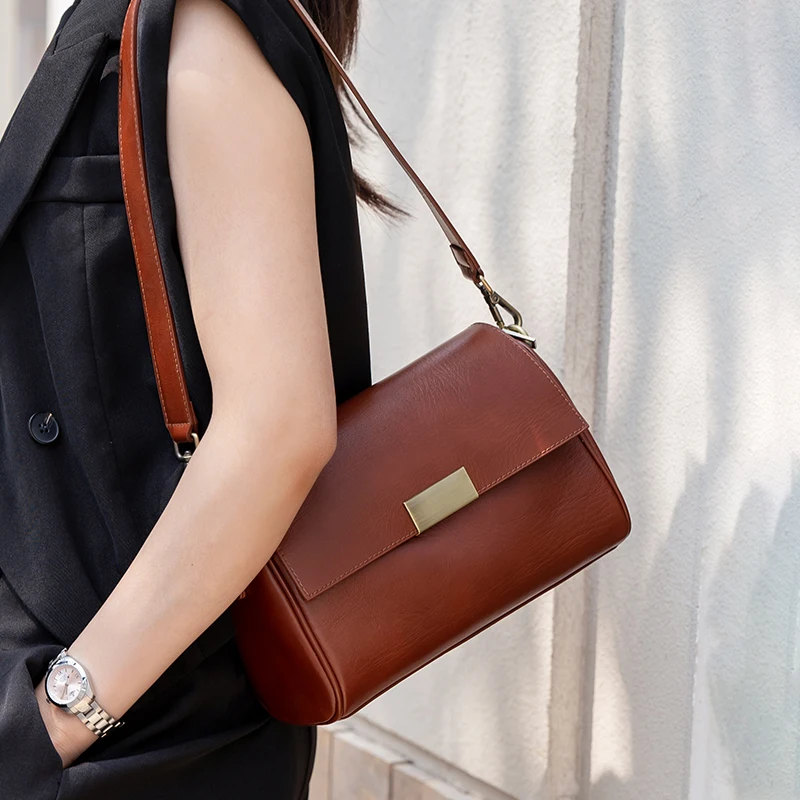 Luxury Bags In China Wholesale - 牛革女性のショルダーバッグクロスボディバッグレトロ多用途レディース脇の下ファッション高級ブランドバッグ卸売ハンドバッグ