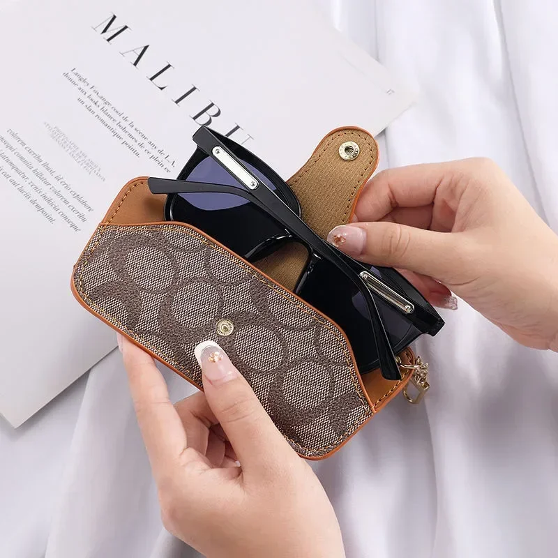 Luxury Bags Consignment - 女性高級ヴィンテージプリントレザーメガネポーチポータブルキーホルダーサングラス収納ケースソフトアンチスクラッチ近視眼鏡PR