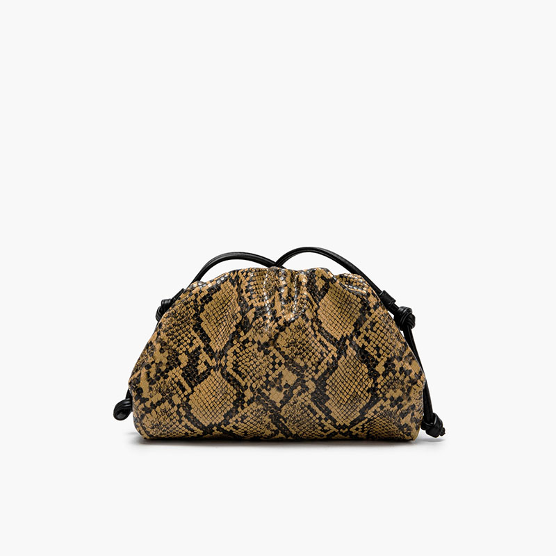 女性用シャーリング入り蛇紋模様ダンプリングバッグ、ポーチハン - Luxury Bags Consignment のレビューと価格